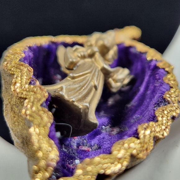 Mid-century Teardrop Shaped Shell Diorama Angel Ornament - Picture 10 of 11